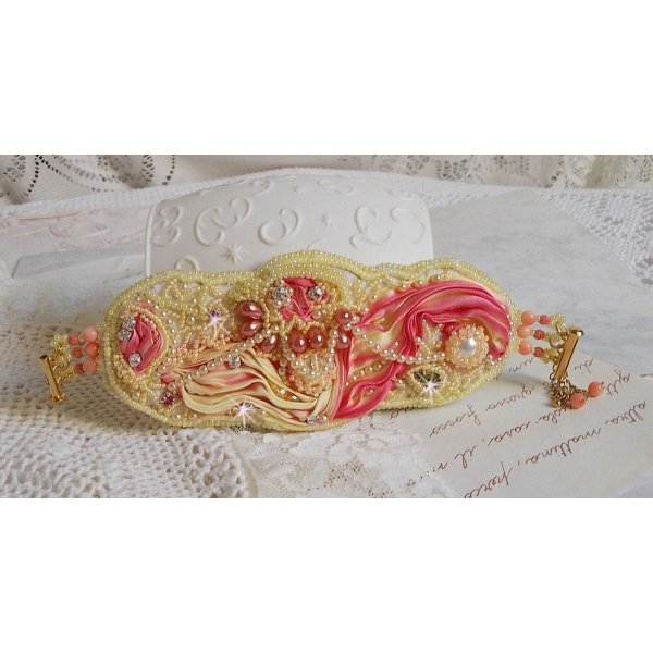 Les Délices de L'Eté bracelete Haute-Couture bordada com uma fita de seda amarela e rosa, pérolas redondas, gotas de pérolas e pérolas de sementes
