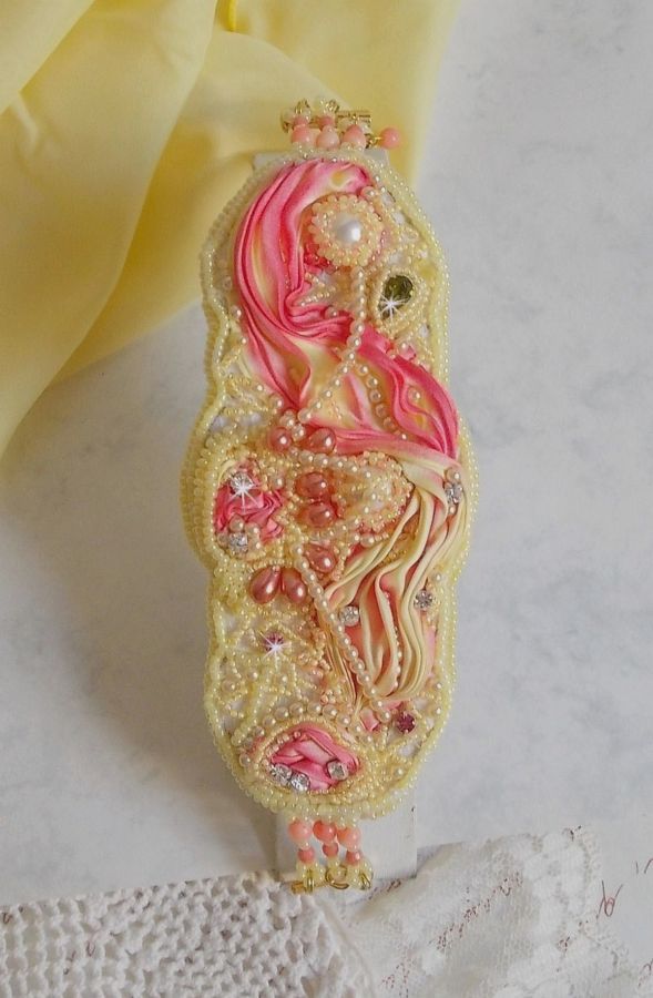 Les Délices de L'Eté bracelete Haute-Couture bordada com uma fita de seda amarela e rosa, pérolas redondas, gotas de pérolas e pérolas de sementes