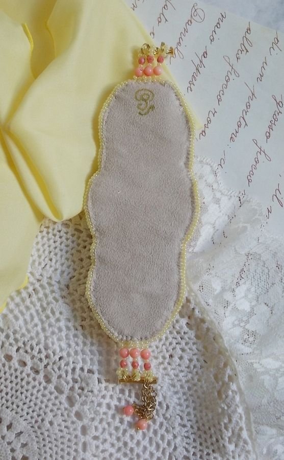 Les Délices de L'Eté bracelete Haute-Couture bordada com uma fita de seda amarela e rosa, pérolas redondas, gotas de pérolas e pérolas de sementes