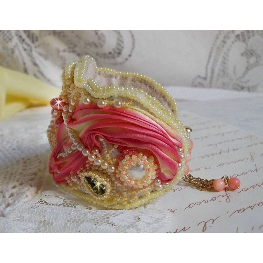 Les Délices de L'Eté bracelete Haute-Couture bordada com uma fita de seda amarela e rosa, pérolas redondas, gotas de pérolas e pérolas de sementes