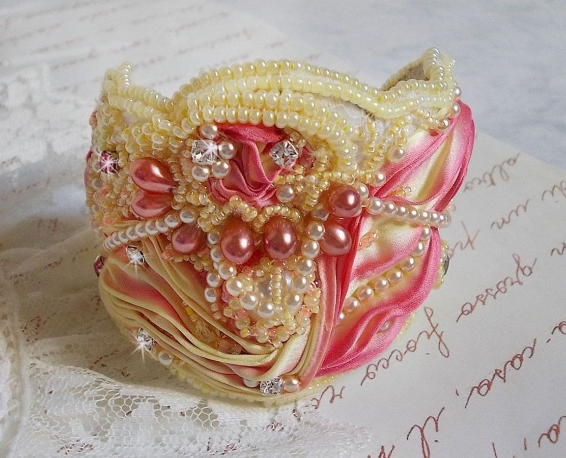 Les Délices de L'Eté bracelete Haute-Couture bordada com uma fita de seda amarela e rosa, pérolas redondas, gotas de pérolas e pérolas de sementes