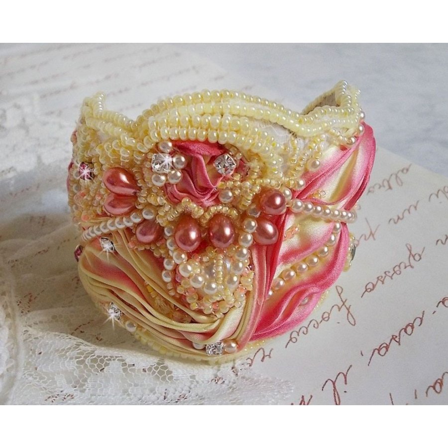 Les Délices de L'Eté bracelete Haute-Couture bordada com uma fita de seda amarela e rosa, pérolas redondas, gotas de pérolas e pérolas de sementes