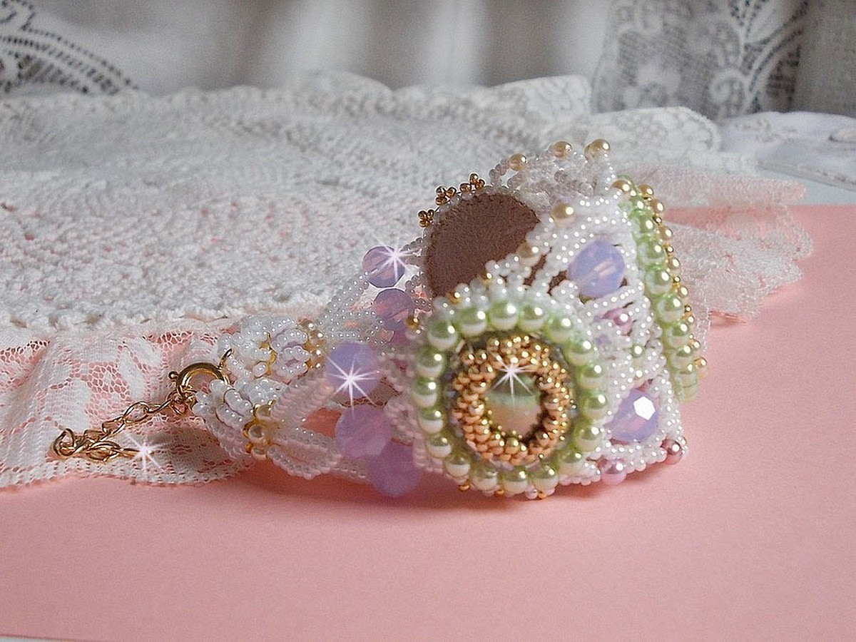 Pulseira Fleurie envolvente bordada com cristais Swarovski, cabochões de resina, contas redondas de pérolas e contas de sementes Miyuki