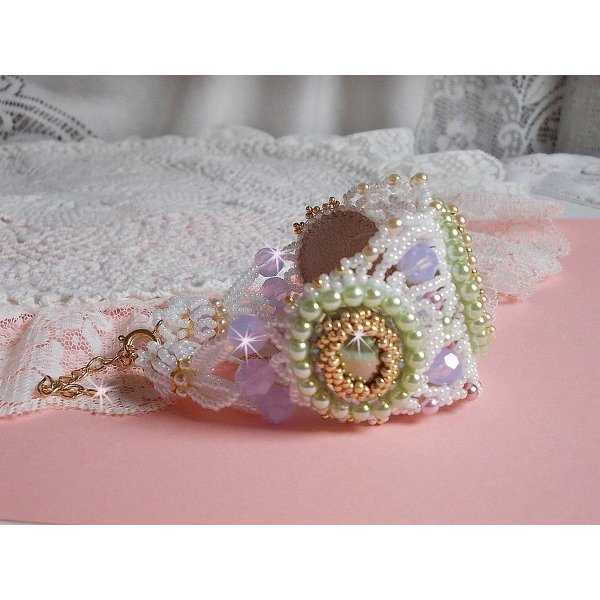 Pulseira Fleurie envolvente bordada com cristais Swarovski, caboch&otilde;es de resina, contas redondas de p&eacute;rolas e contas de sementes Miyuki