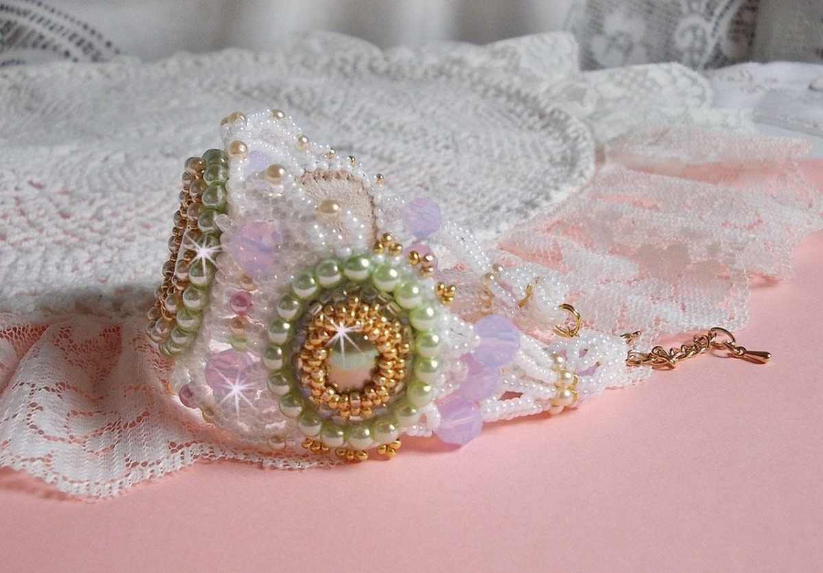 Pulseira Fleurie envolvente bordada com cristais Swarovski, cabochões de resina, contas redondas de pérolas e contas de sementes Miyuki