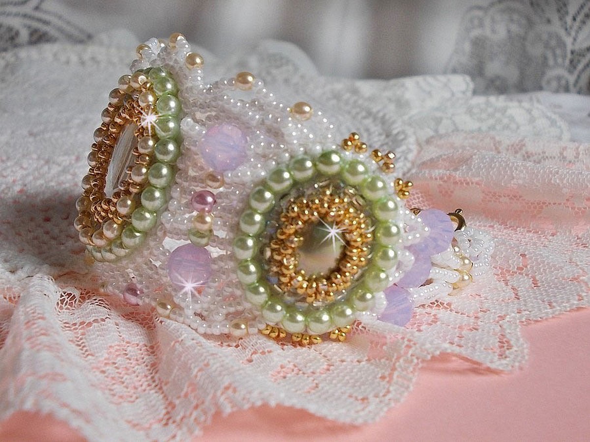 Pulseira Fleurie envolvente bordada com cristais Swarovski, cabochões de resina, contas redondas de pérolas e contas de sementes Miyuki
