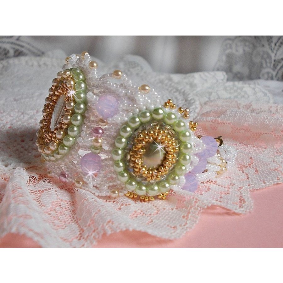 Pulseira Fleurie envolvente bordada com cristais Swarovski, cabochões de resina, contas redondas de pérolas e contas de sementes Miyuki