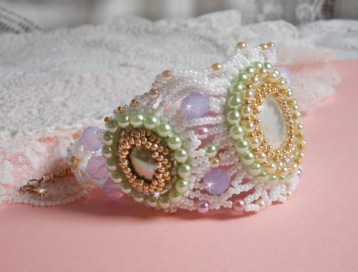 Pulseira Fleurie envolvente bordada com cristais Swarovski, cabochões de resina, contas redondas de pérolas e contas de sementes Miyuki