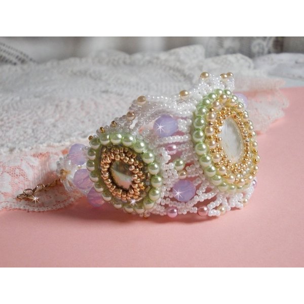 Pulseira Fleurie envolvente bordada com cristais Swarovski, caboch&otilde;es de resina, contas redondas de p&eacute;rolas e contas de sementes Miyuki