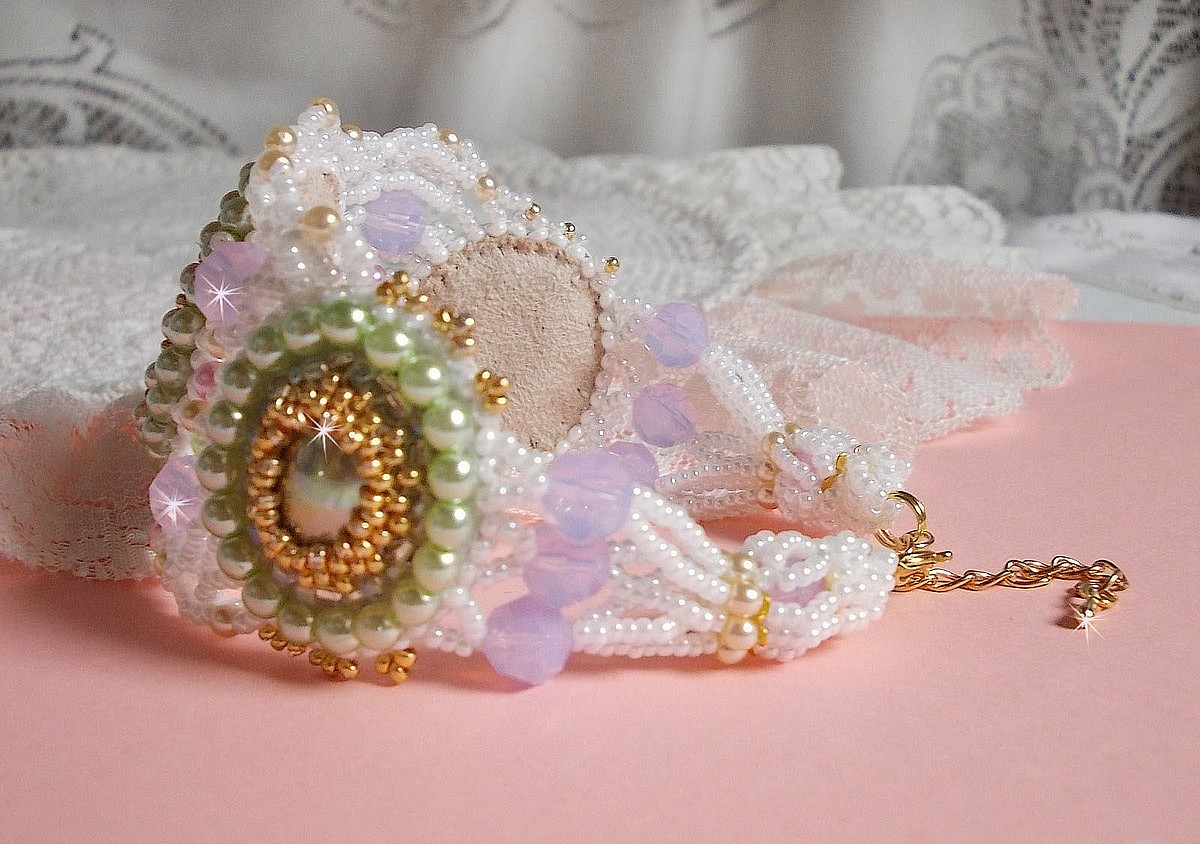 Pulseira Fleurie envolvente bordada com cristais Swarovski, cabochões de resina, contas redondas de pérolas e contas de sementes Miyuki