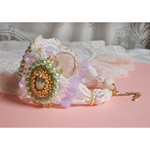 Pulseira Fleurie envolvente bordada com cristais Swarovski, caboch&otilde;es de resina, contas redondas de p&eacute;rolas e contas de sementes Miyuki