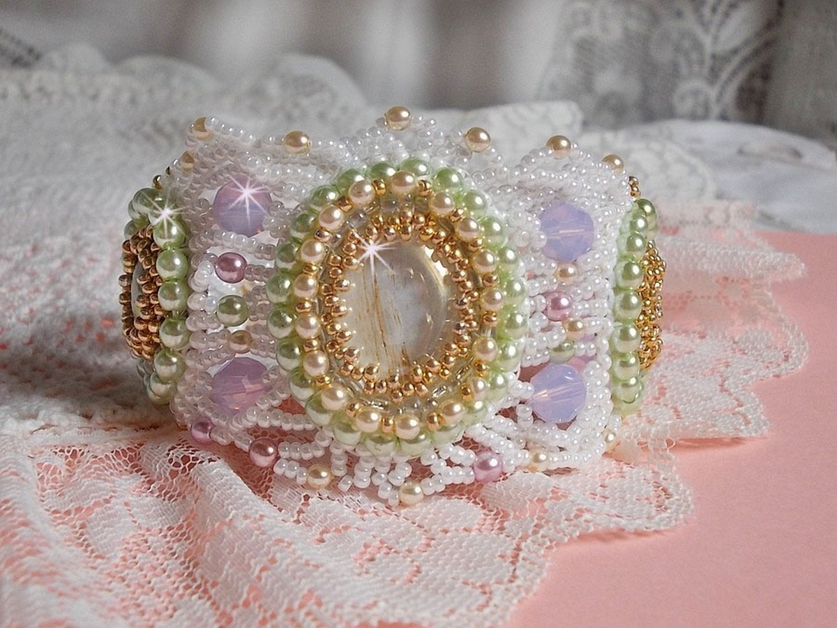 Pulseira Fleurie envolvente bordada com cristais Swarovski, cabochões de resina, contas redondas de pérolas e contas de sementes Miyuki