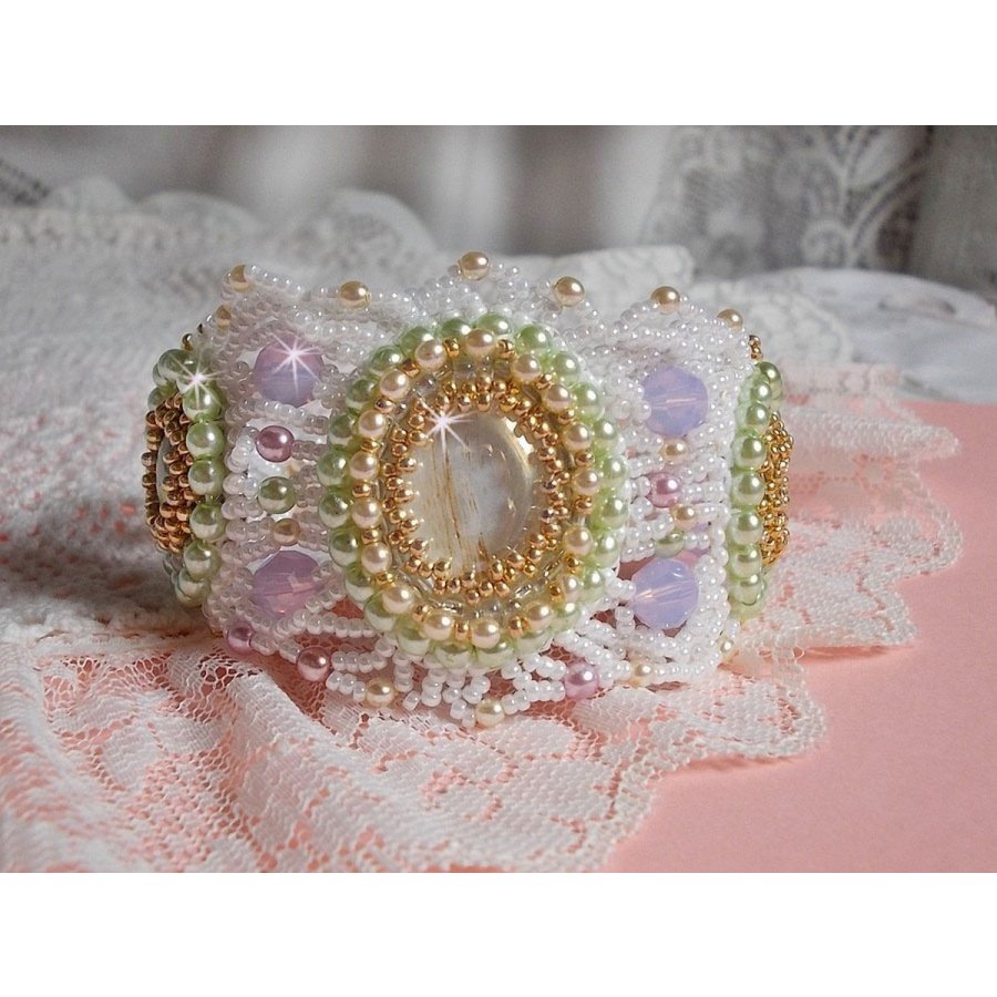 Pulseira Fleurie envolvente bordada com cristais Swarovski, cabochões de resina, contas redondas de pérolas e contas de sementes Miyuki