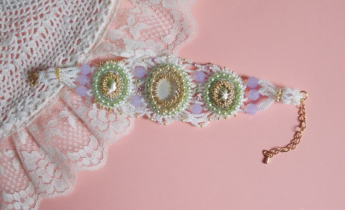 Pulseira Fleurie envolvente bordada com cristais Swarovski, cabochões de resina, contas redondas de pérolas e contas de sementes Miyuki