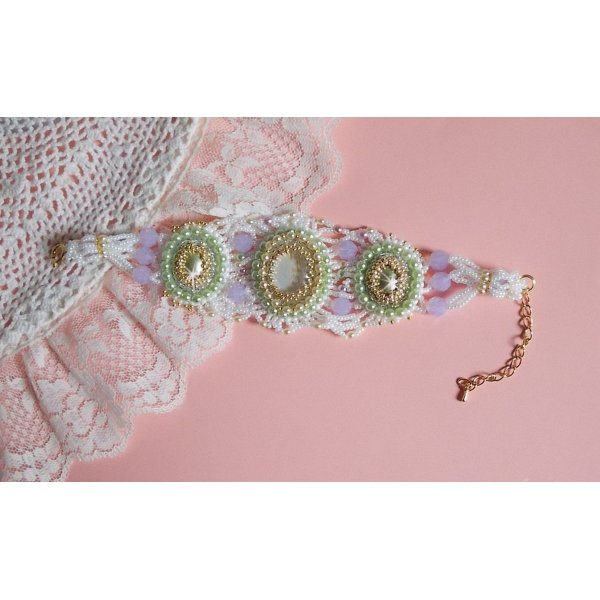 Pulseira Fleurie envolvente bordada com cristais Swarovski, cabochões de resina, contas redondas de pérolas e contas de sementes Miyuki