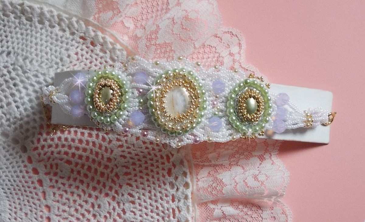 Pulseira Fleurie envolvente bordada com cristais Swarovski, cabochões de resina, contas redondas de pérolas e contas de sementes Miyuki