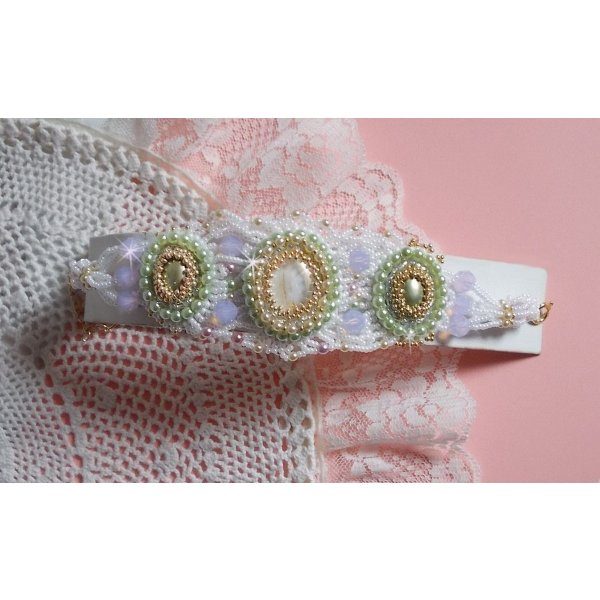 Pulseira Fleurie envolvente bordada com cristais Swarovski, cabochões de resina, contas redondas de pérolas e contas de sementes Miyuki