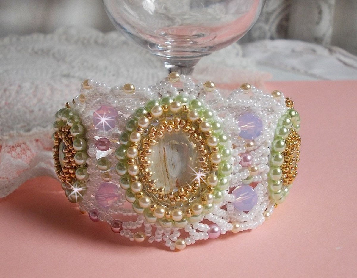 Pulseira Fleurie envolvente bordada com cristais Swarovski, cabochões de resina, contas redondas de pérolas e contas de sementes Miyuki
