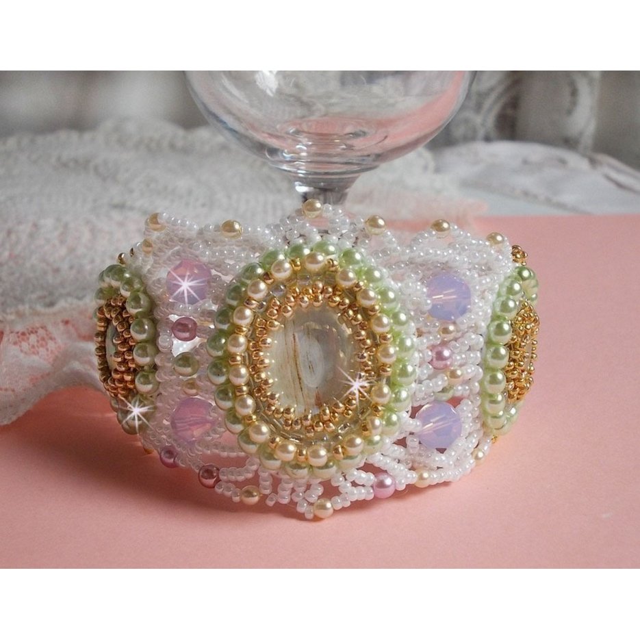 Pulseira Fleurie envolvente bordada com cristais Swarovski, cabochões de resina, contas redondas de pérolas e contas de sementes Miyuki