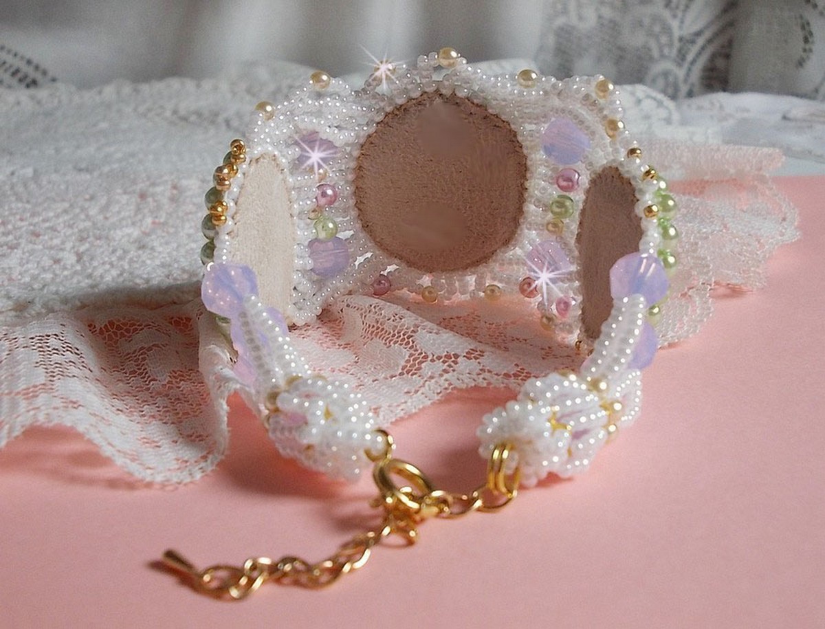 Pulseira Fleurie envolvente bordada com cristais Swarovski, cabochões de resina, contas redondas de pérolas e contas de sementes Miyuki