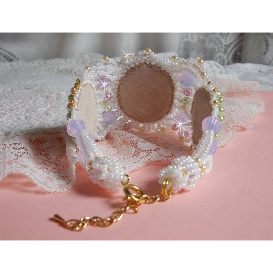 Pulseira Fleurie envolvente bordada com cristais Swarovski, cabochões de resina, contas redondas de pérolas e contas de sementes Miyuki