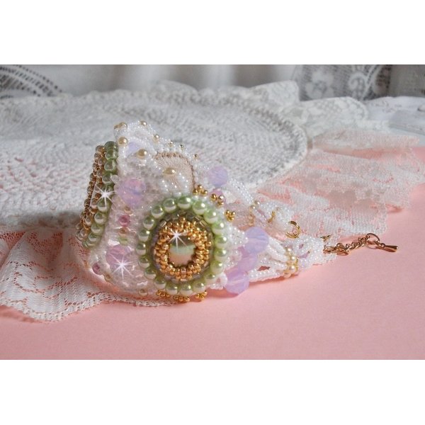 Pulseira Fleurie envolvente bordada com cristais Swarovski, caboch&otilde;es de resina, contas redondas de p&eacute;rolas e contas de sementes Miyuki