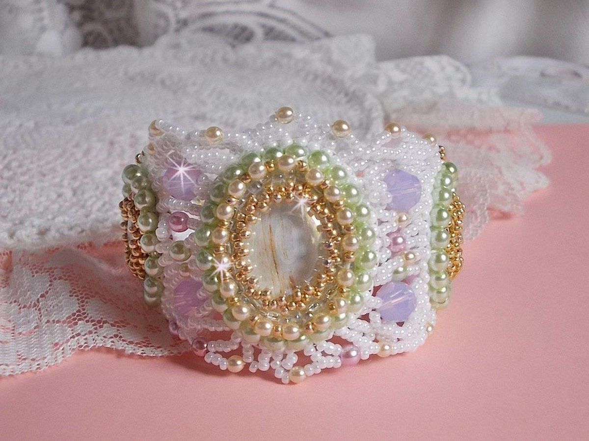 Pulseira Fleurie envolvente bordada com cristais Swarovski, cabochões de resina, contas redondas de pérolas e contas de sementes Miyuki