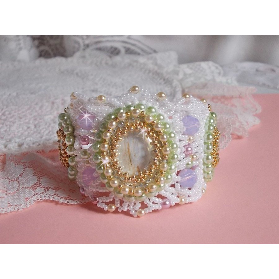 Pulseira Fleurie envolvente bordada com cristais Swarovski, cabochões de resina, contas redondas de pérolas e contas de sementes Miyuki
