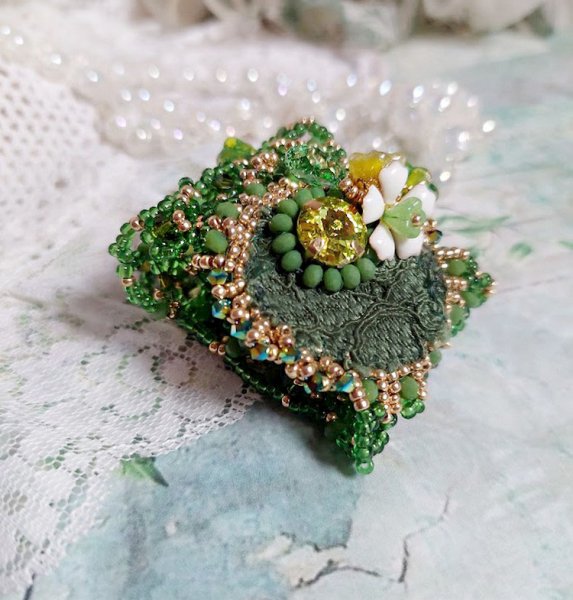 Bracelet Espoir brod&eacute; avec rocailles, rondes facett&eacute;es, clochettes, bourgeons et perles Cristal Swarovski