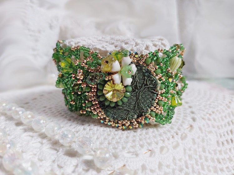 Bracelet Espoir brod&eacute; avec rocailles, rondes facett&eacute;es, clochettes, bourgeons et perles Cristal Swarovski