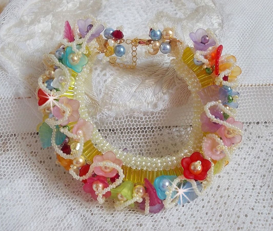 Pulseira de flores de jardim com contas Swarovski, flores foscas, fecho de 3 microns banhados a ouro
