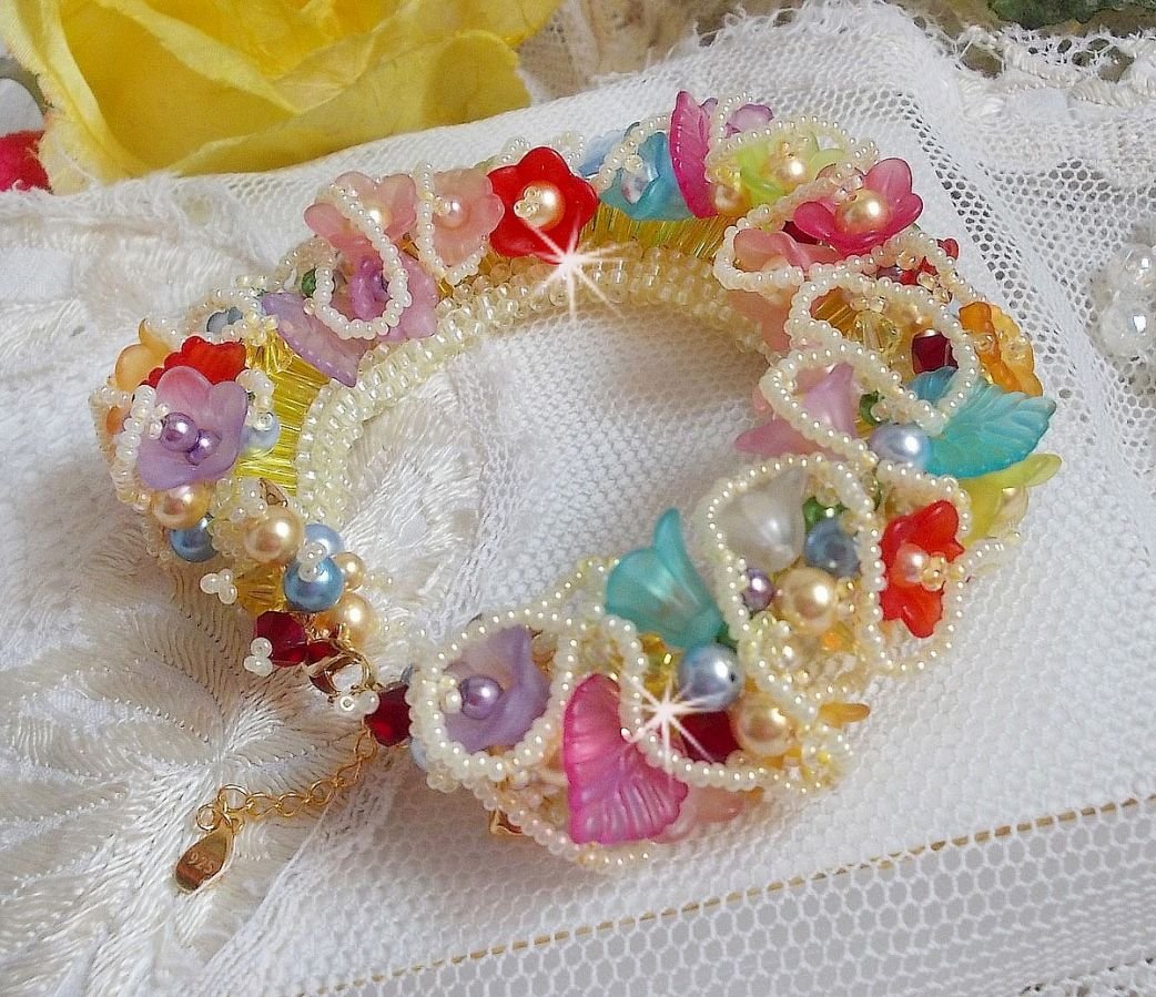 Pulseira de flores de jardim com contas Swarovski, flores foscas, fecho de 3 microns banhados a ouro
