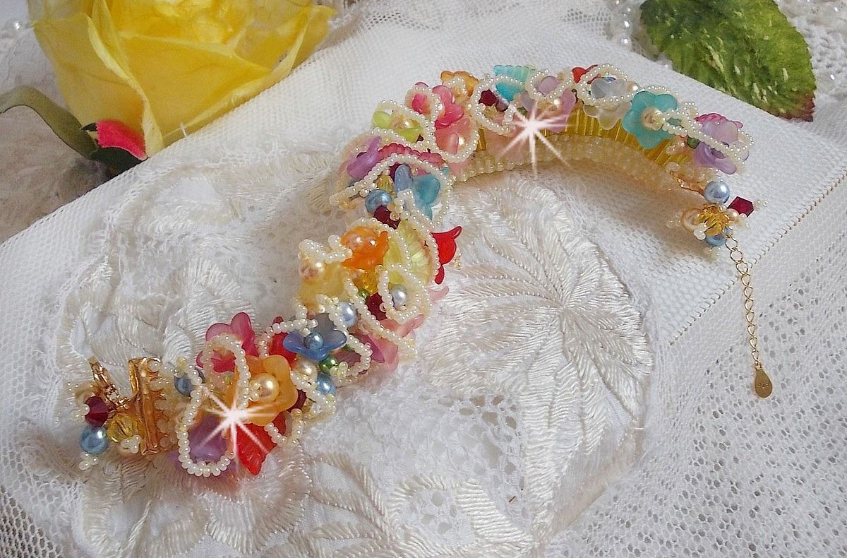 Pulseira de flores de jardim com contas Swarovski, flores foscas, fecho de 3 microns banhados a ouro