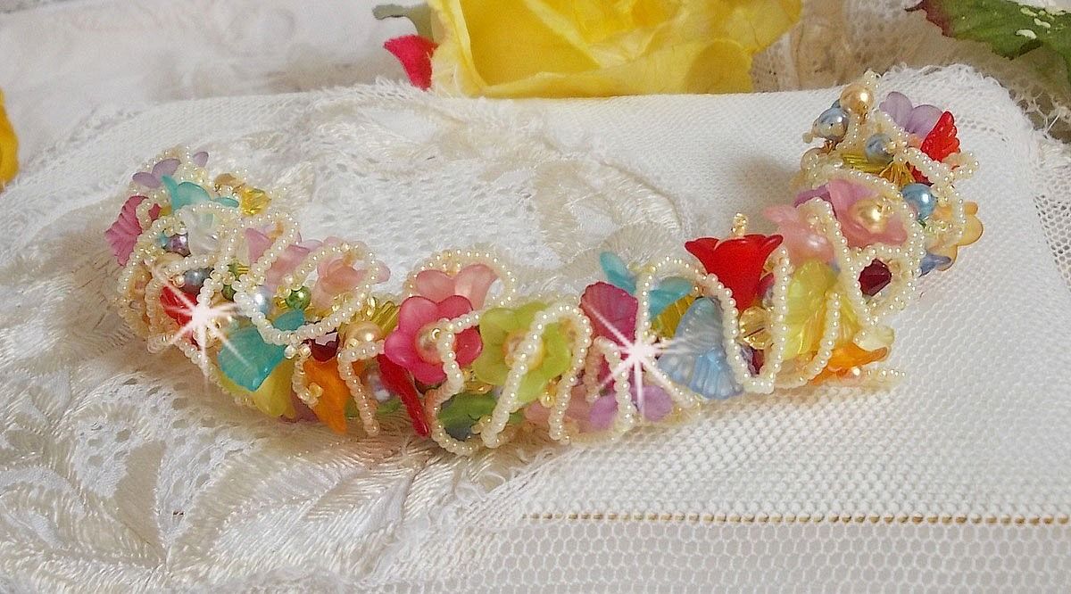 Pulseira de flores de jardim com contas Swarovski, flores foscas, fecho de 3 microns banhados a ouro