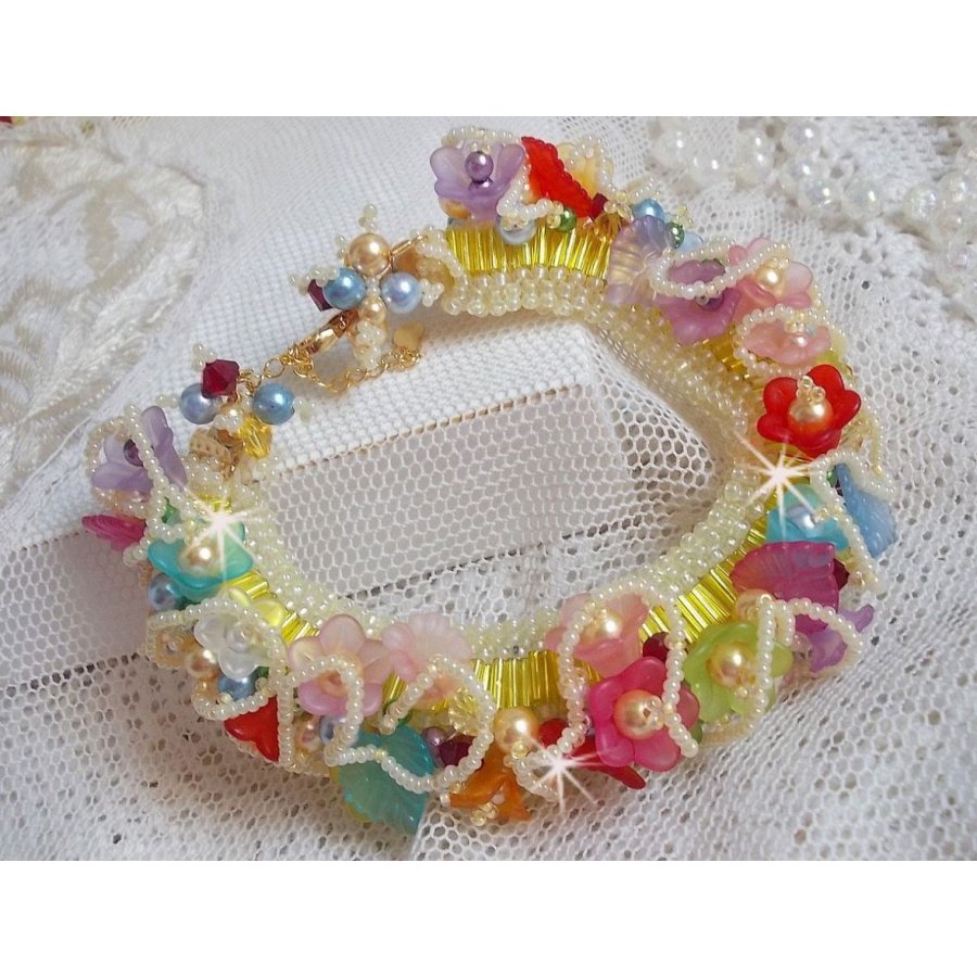 Pulseira de flores de jardim com contas Swarovski, flores foscas, fecho de 3 microns banhados a ouro
