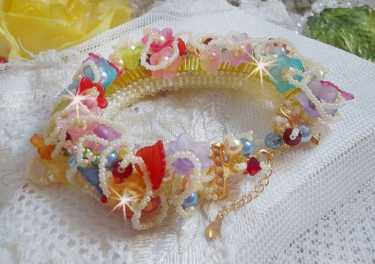 Pulseira de flores de jardim com contas Swarovski, flores foscas, fecho de 3 microns banhados a ouro