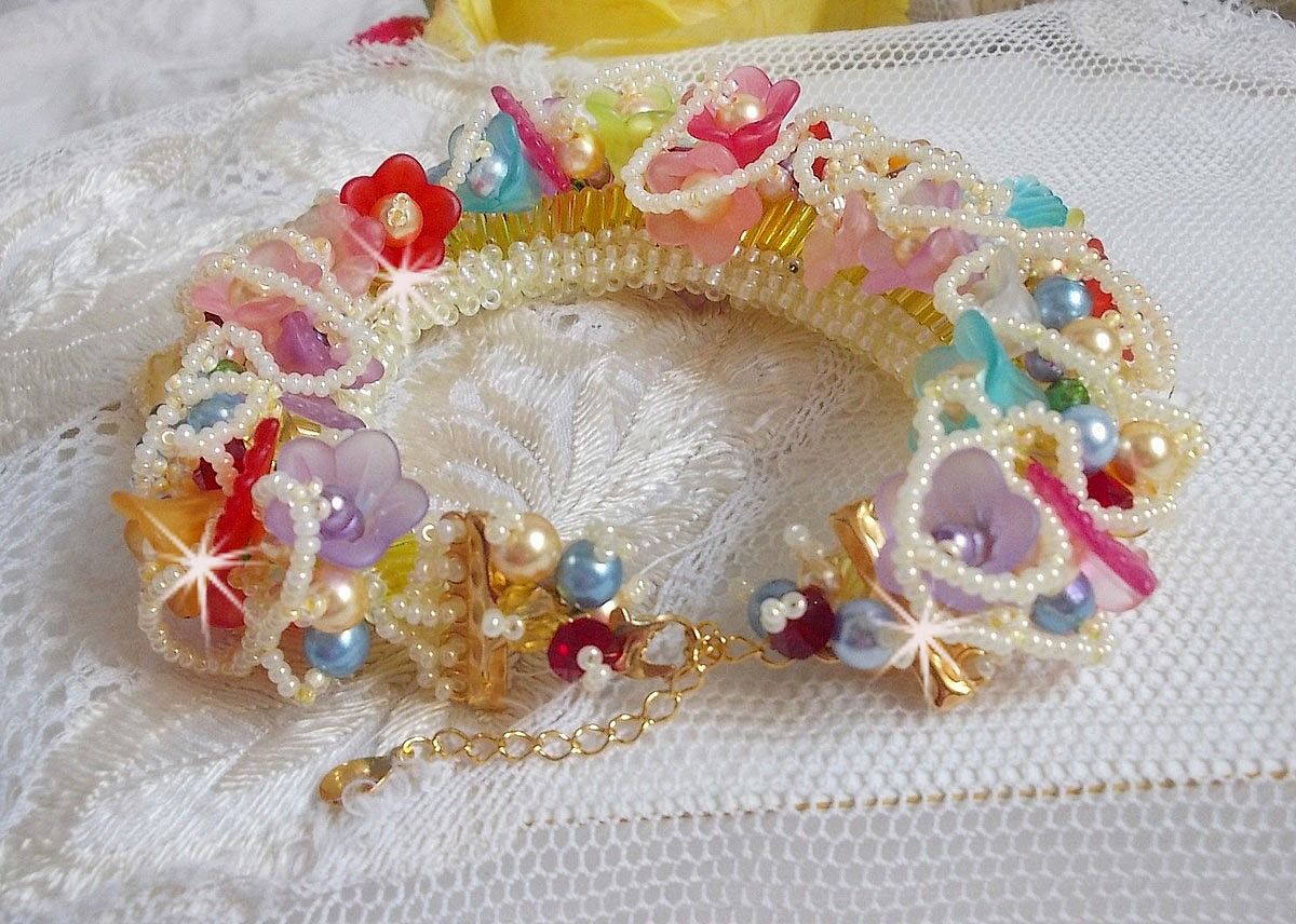 Pulseira de flores de jardim com contas Swarovski, flores foscas, fecho de 3 microns banhados a ouro
