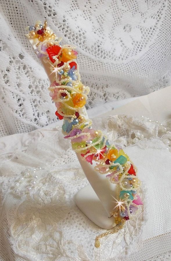Pulseira de flores de jardim com contas Swarovski, flores foscas, fecho de 3 microns banhados a ouro
