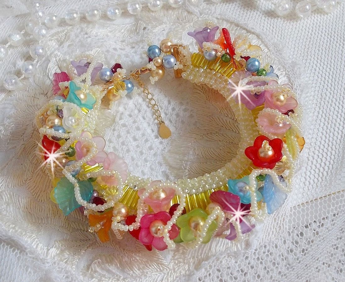 Pulseira de flores de jardim com contas Swarovski, flores foscas, fecho de 3 microns banhados a ouro