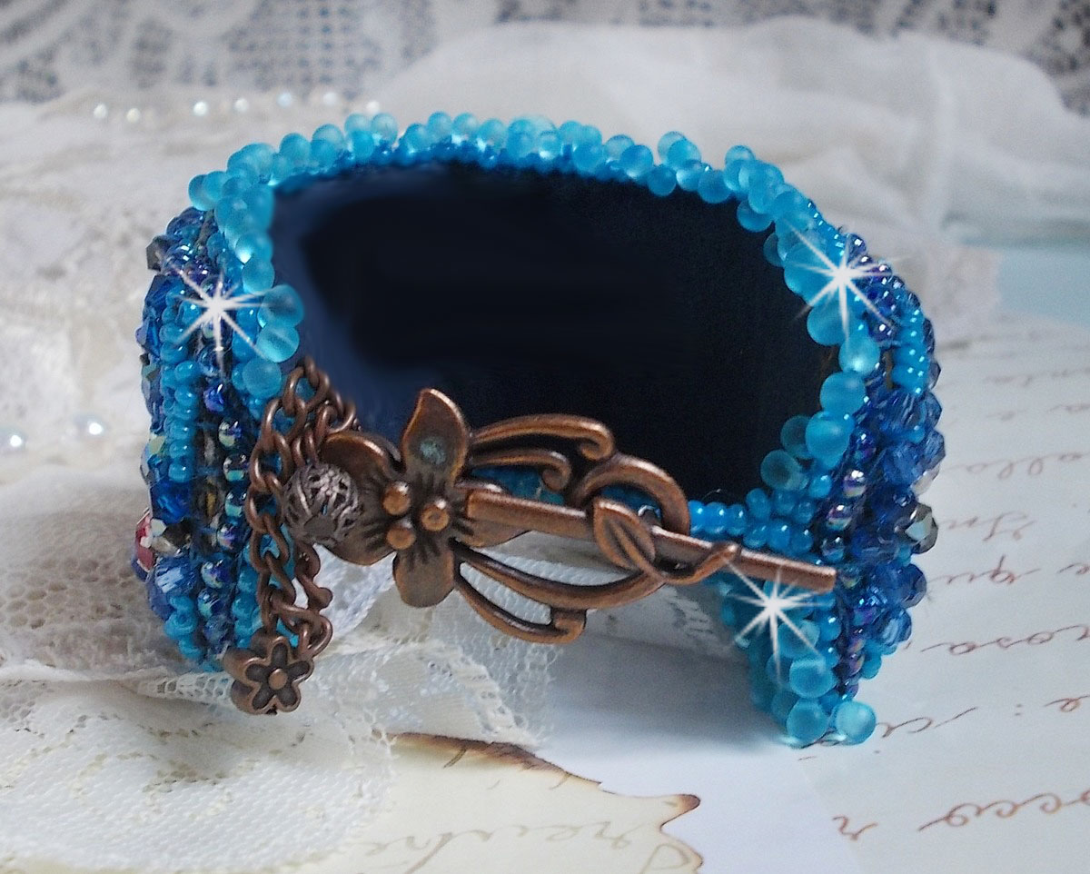 Belle Epoque Haute-Couture bracelete bordada com cristais Swarovski, cabochões de resina e missangas de sementes