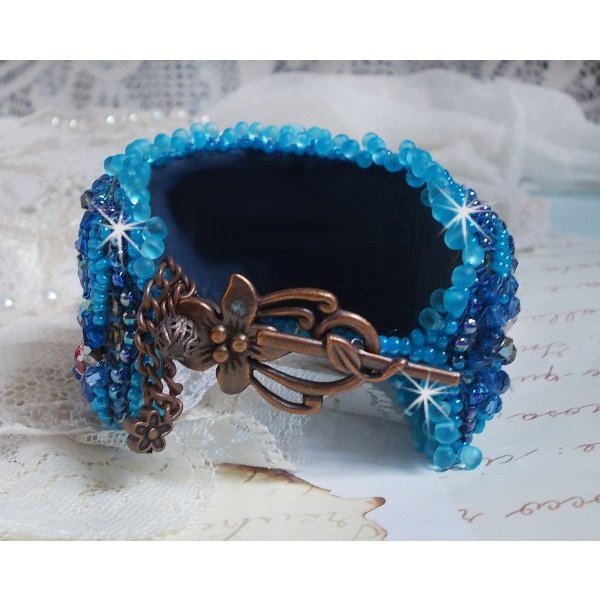 Belle Epoque Haute-Couture bracelete bordada com cristais Swarovski, caboch&otilde;es de resina e missangas de sementes