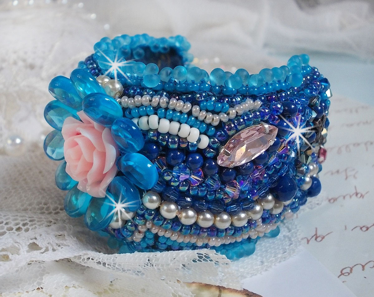 Belle Epoque Haute-Couture bracelete bordada com cristais Swarovski, cabochões de resina e missangas de sementes
