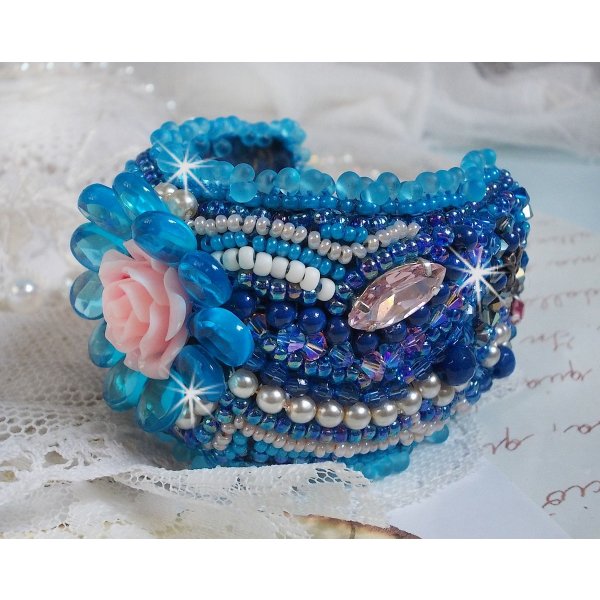 Belle Epoque Haute-Couture bracelete bordada com cristais Swarovski, caboch&otilde;es de resina e missangas de sementes