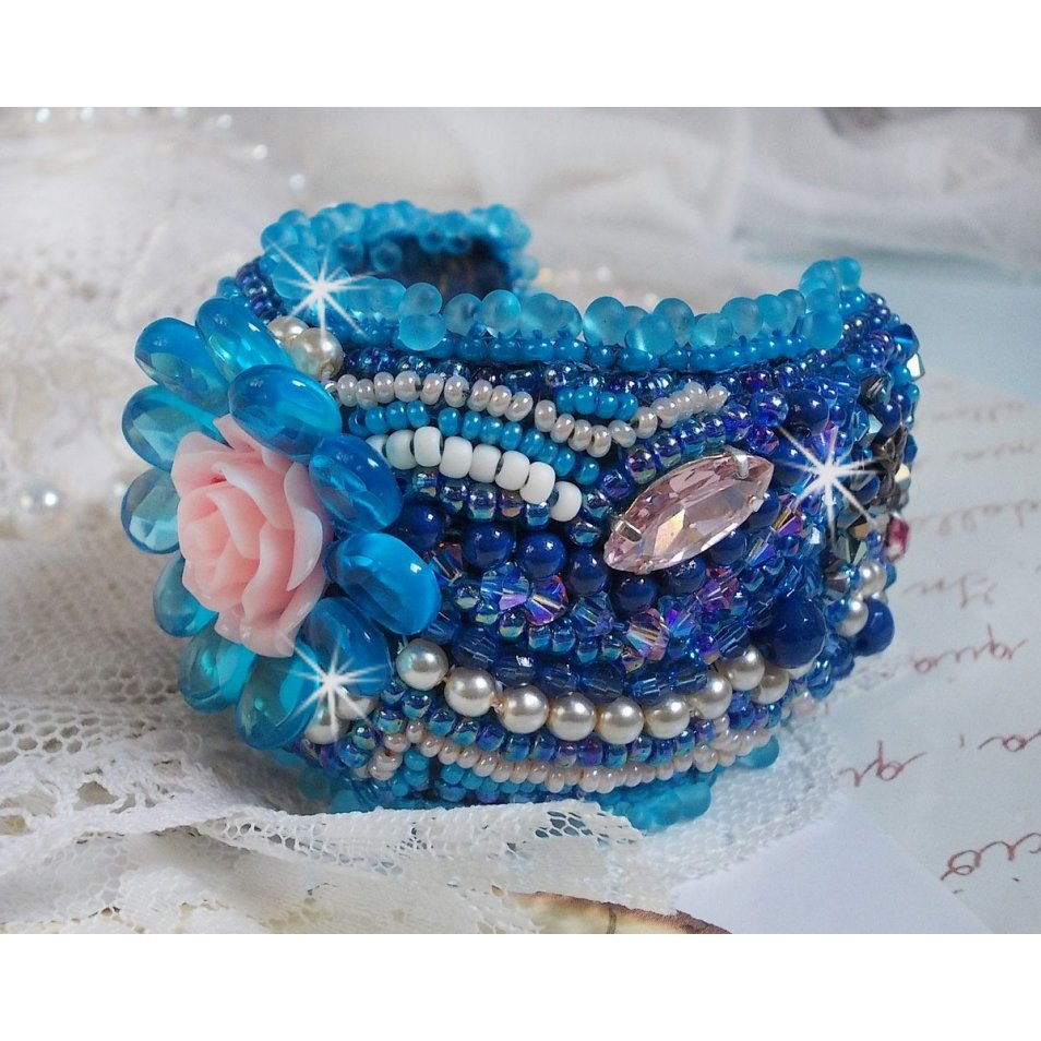 Belle Epoque Haute-Couture bracelete bordada com cristais Swarovski, cabochões de resina e missangas de sementes