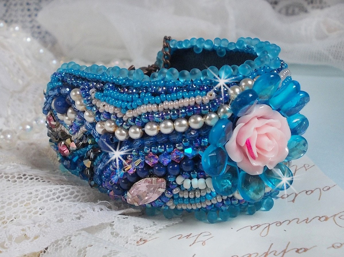 Belle Epoque Haute-Couture bracelete bordada com cristais Swarovski, cabochões de resina e missangas de sementes