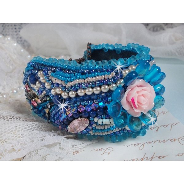 Belle Epoque Haute-Couture bracelete bordada com cristais Swarovski, caboch&otilde;es de resina e missangas de sementes