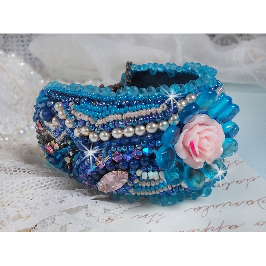 Belle Epoque Haute-Couture bracelete bordada com cristais Swarovski, cabochões de resina e missangas de sementes