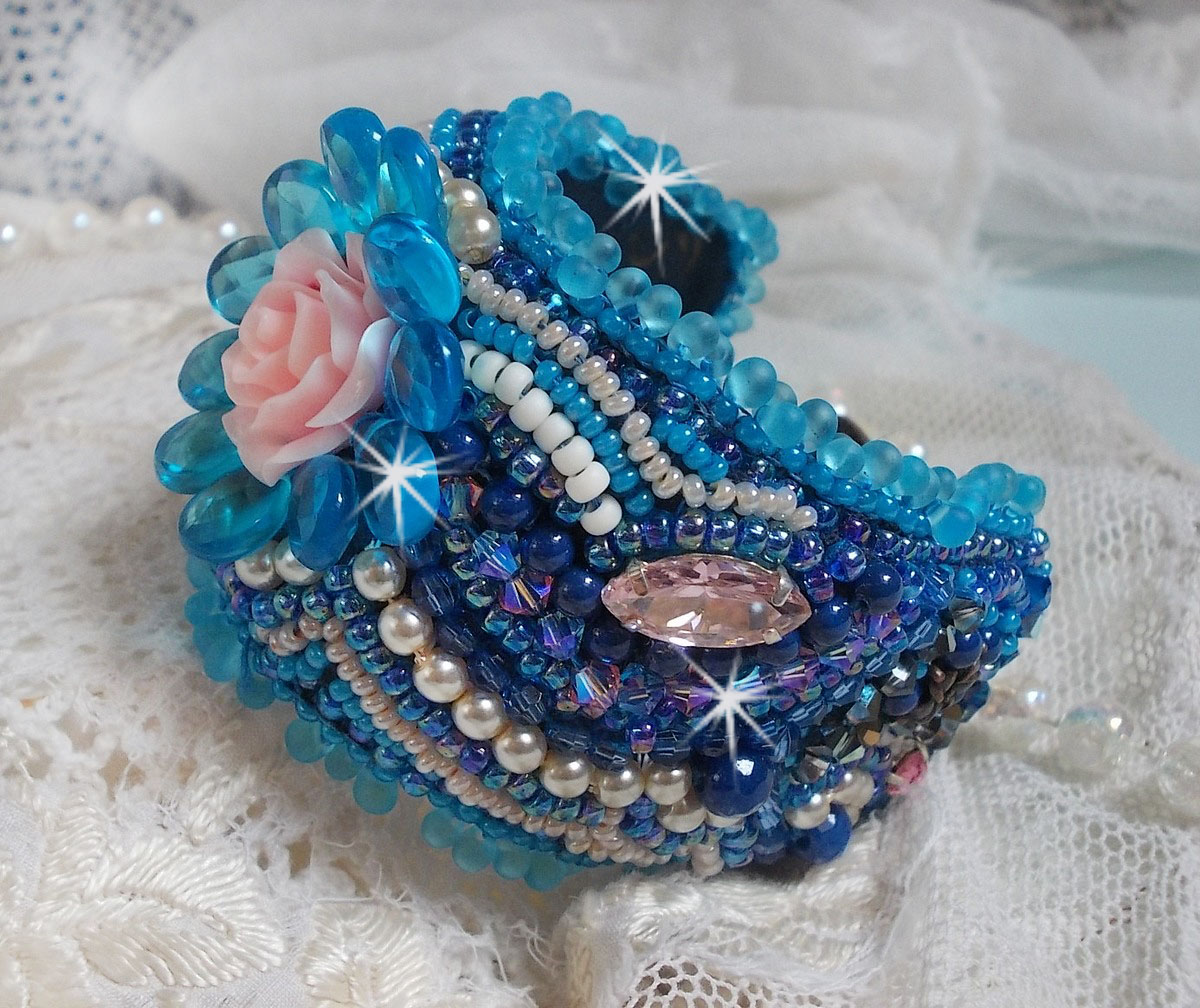 Belle Epoque Haute-Couture bracelete bordada com cristais Swarovski, cabochões de resina e missangas de sementes