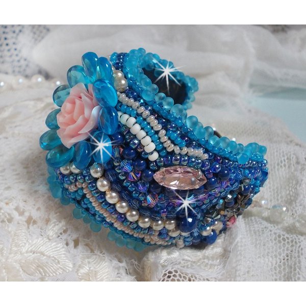 Belle Epoque Haute-Couture bracelete bordada com cristais Swarovski, caboch&otilde;es de resina e missangas de sementes