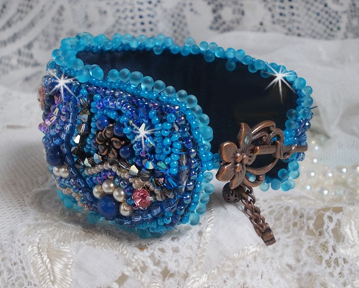 Belle Epoque Haute-Couture bracelete bordada com cristais Swarovski, cabochões de resina e missangas de sementes
